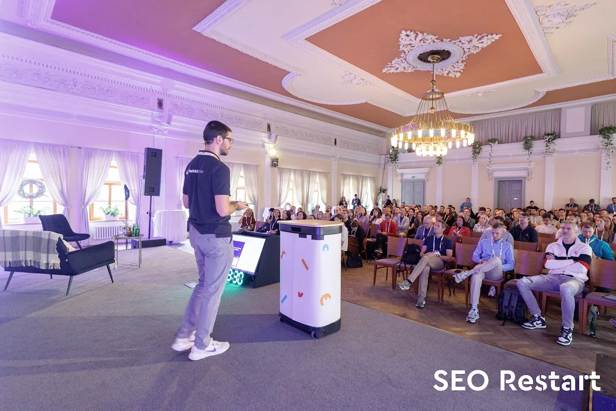 Momentka z programu SEO Restartu 2026 na pódiu.
